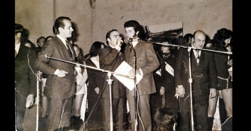 Curuchet conduciendo un evento en los 70