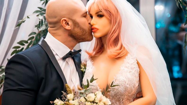 fisicoculturista-ruso-yuri-tolochko-casamiento-muneca