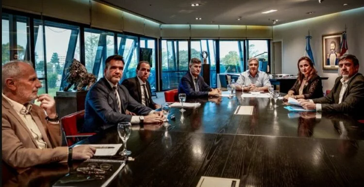 Llaryora-confirmo-que-prohibira-a-los-naranjitas-y-limpia-vidrios-750x386-optimized