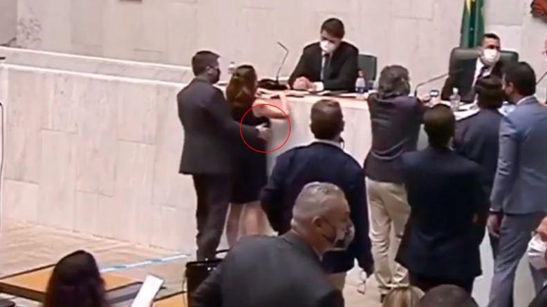 isa-penna-fernando-cury-acoso-sexual-diputados-brasil