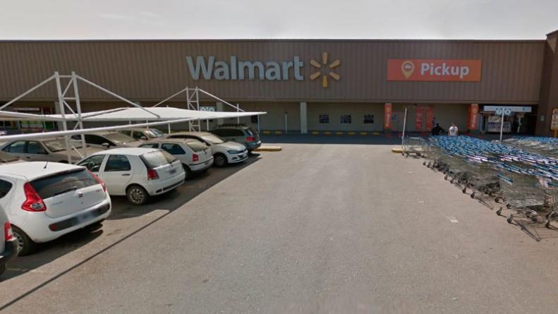 robo-playa-estacionamiento-walmart
