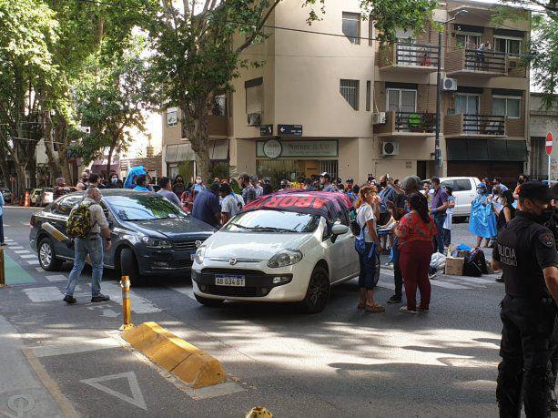 una-docena-manifestantes-autodenominados-provida-realizaron-un-escrache-el-domicilio-del-diputado-facundo-suarez-lastra