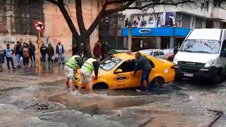 taxi-rescate-crater-exploto-cano-aguas-cordobesas