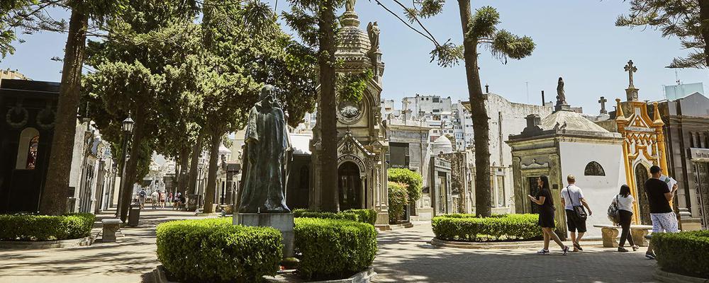 cementerio-recoleta-pasillo-interno-1500x610-nn_0