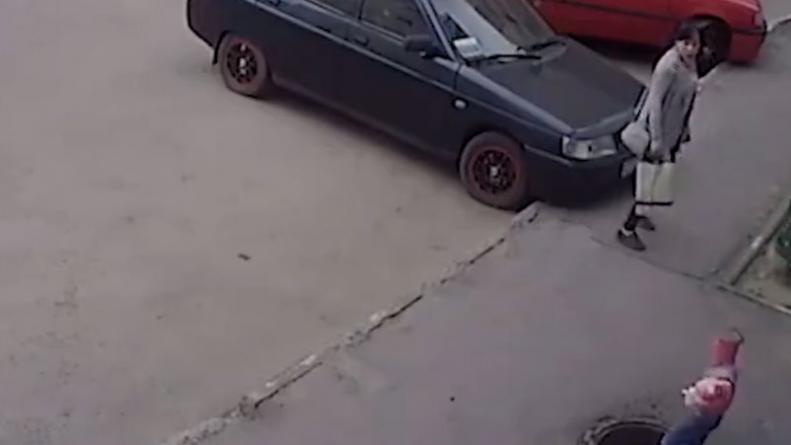 Девочка провалилась в люк. 7 летняя девочка упала в люк. Машина провалилась в люк. Открытый люк. Открытый люк.