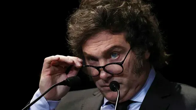 javier-milei-mira-sus-anteojosjpg