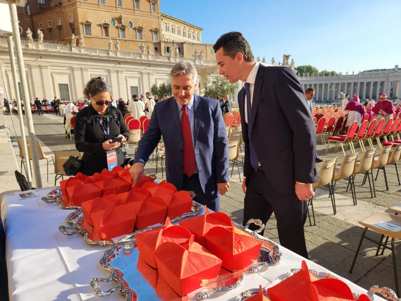 llaryora-calvo-vaticano