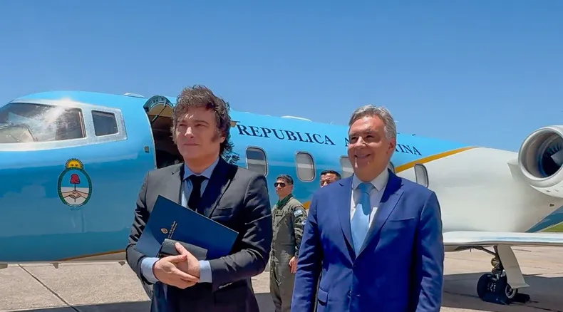 javier-milei-y-martin-llaryora-el-aeropuerto-cordobajpg