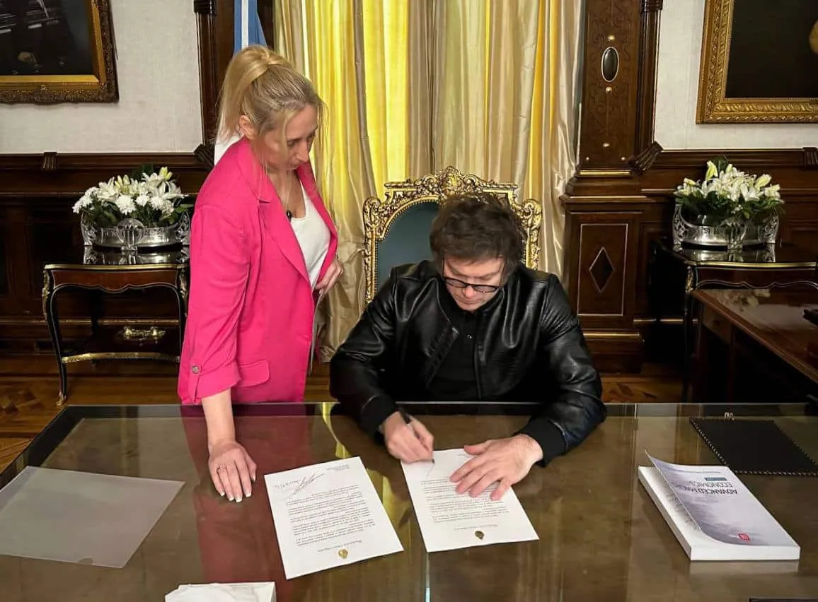 milei-firmando