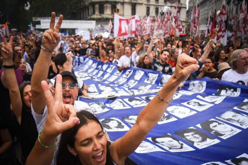 marcha-memoria-24-de-marzo-plaza-de-mayojpg