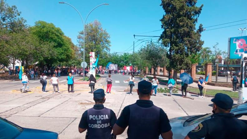 manifestantes-organizaciones-sociales-bolsones-ruta-20-cordoba