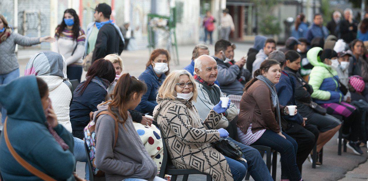 beneficiarios-sentados-en-la-calle___sTdgcOWNX_1256x620__1