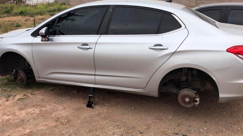 inseguridad-robo-auto-ruedas-barrio-jorge-newbery