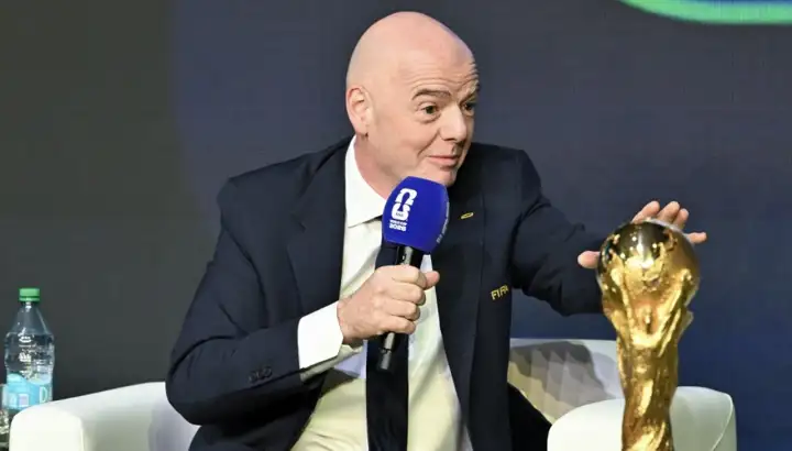 gianni-infantino-con-la-copa-del-mundo-2150526