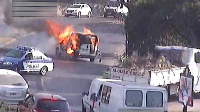 auto-incendiado-rafael-nunez-cordoba