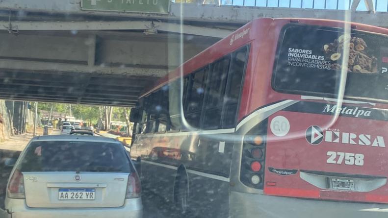 colectivo-ersa-estancado-puente-sarmiento