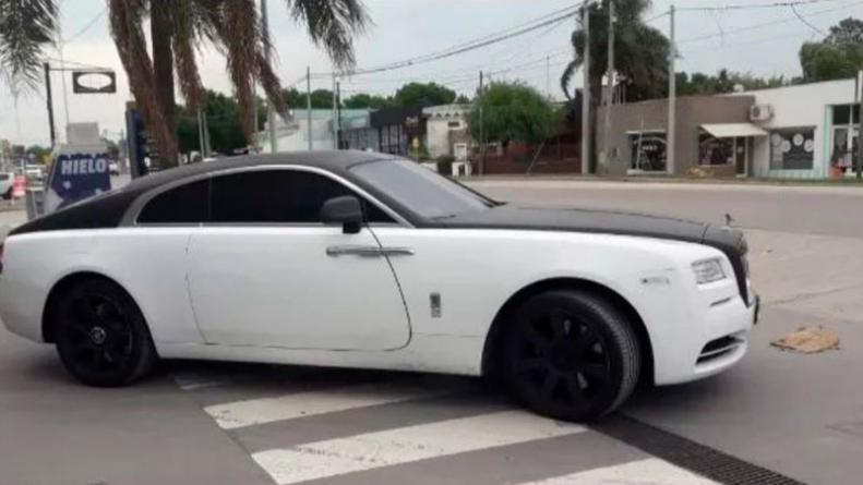 El-ex-delantero-de-Boca-viaja-en-un-lujoso-auto